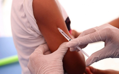 Niños a vacunarse contra el sarampión y la Rubéola