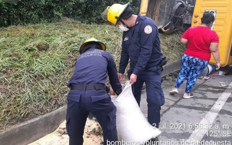 Carrotanque volcado en el sector de Platacero