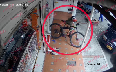 Video: ‘Paloterapia’ para ladrón de cicla en Girón