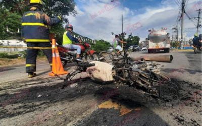 Ardió moto de presuntos ladrones en Los Caneyes