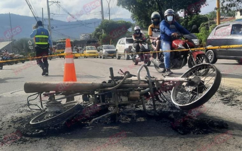 Ardió moto de presuntos ladrones en Los Caneyes