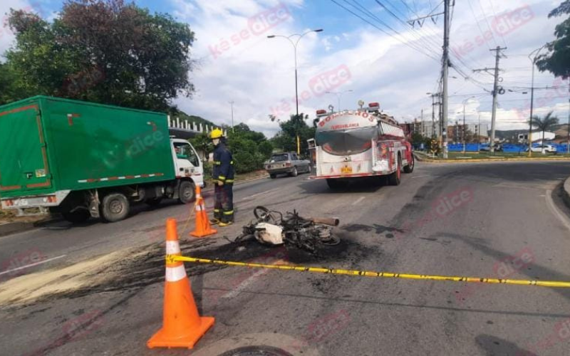 Ardió moto de presuntos ladrones en Los Caneyes