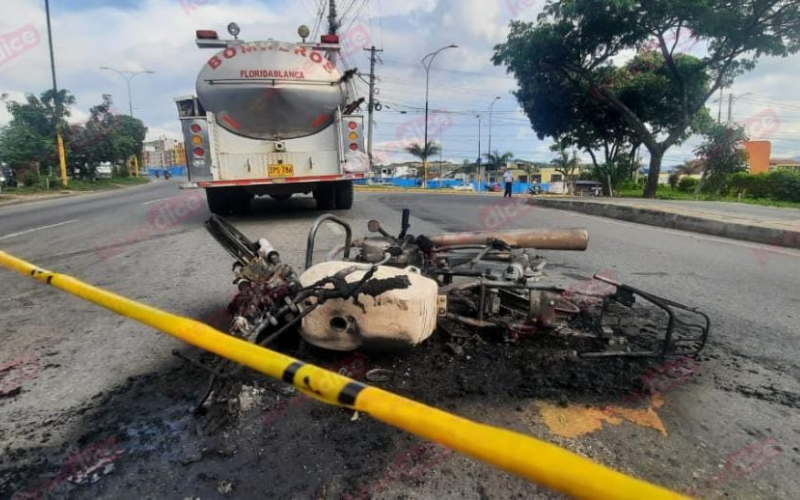 Ardió moto de presuntos ladrones en Los Caneyes