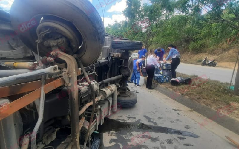 Se les volcó el viaje estando muy cerca de su destino