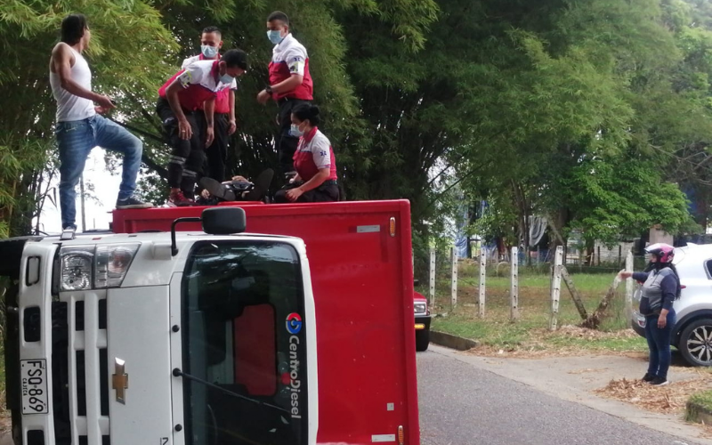 Otro vehículo transportador volcado en el Área