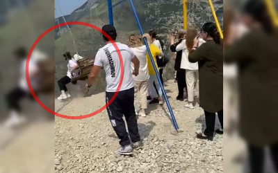 Cayeron de un columpio al abismo… ¡Y se salvaron!