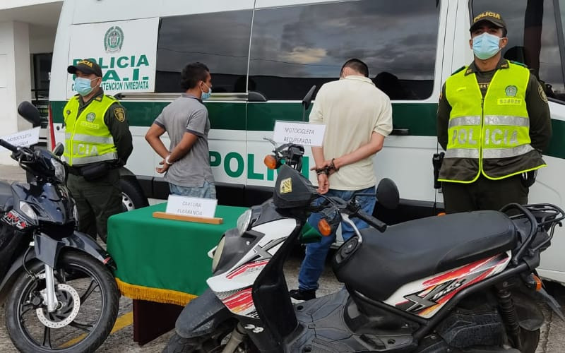 Estos dos cayeron por robar motocicleta