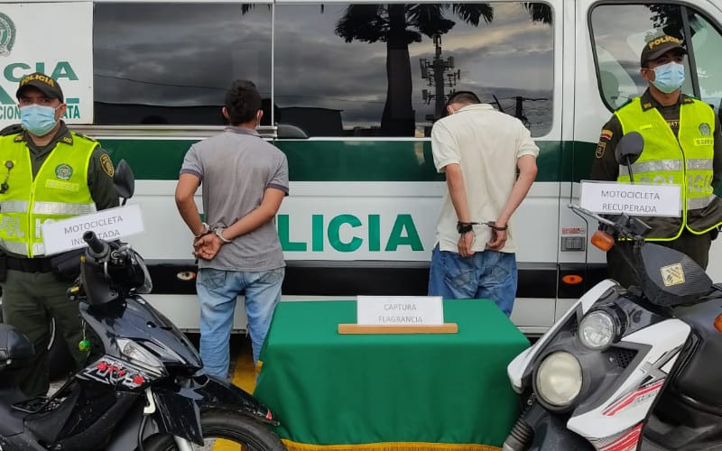 Estos dos cayeron por robar motocicleta