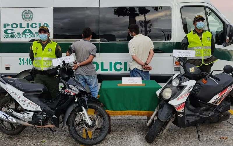 Estos dos cayeron por robar motocicleta