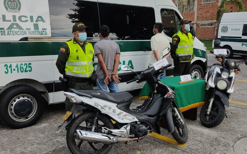 Estos dos cayeron por robar motocicleta