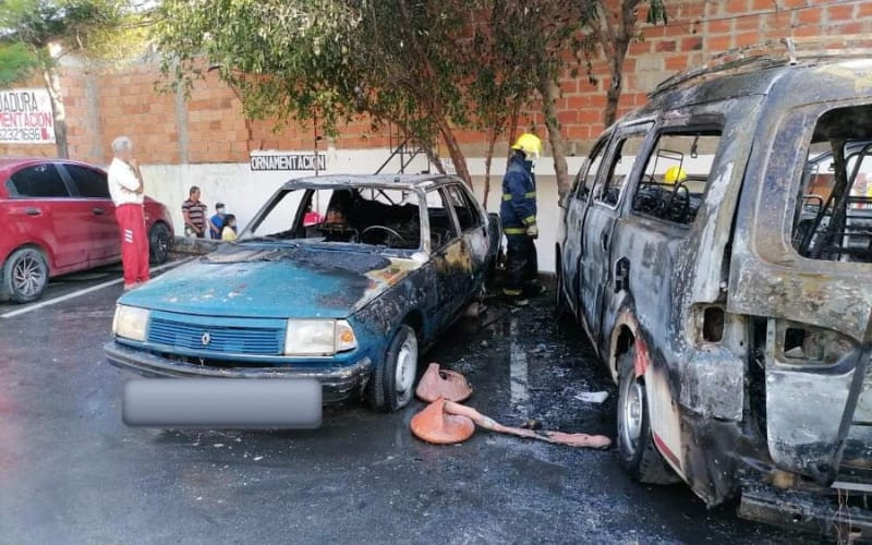 Dos vehículos incinerados en Girón