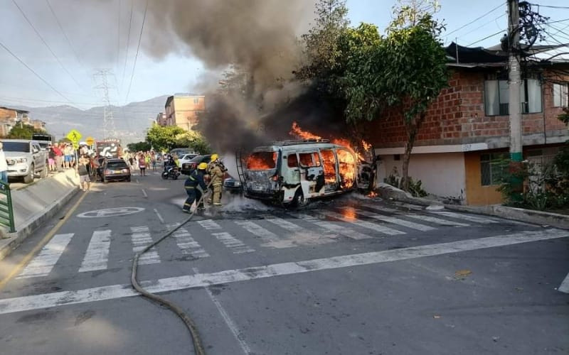 Dos vehículos incinerados en Girón
