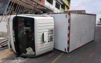 ‘Parqueó’ el camión contra una casa en Santa Ana