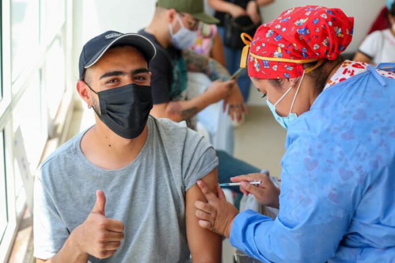 Llegó el turno de vacunación para los jóvenes adultos