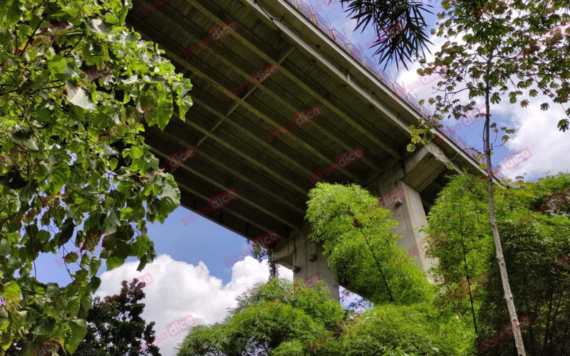 Lanzó su vida hacia el vacío en el viaducto La Flora