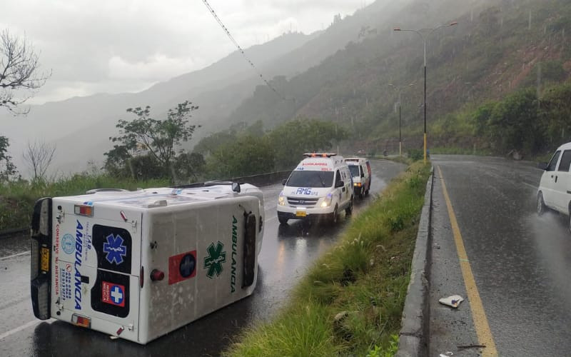 Video: Así fue el rescate de accidentados en ambulancia