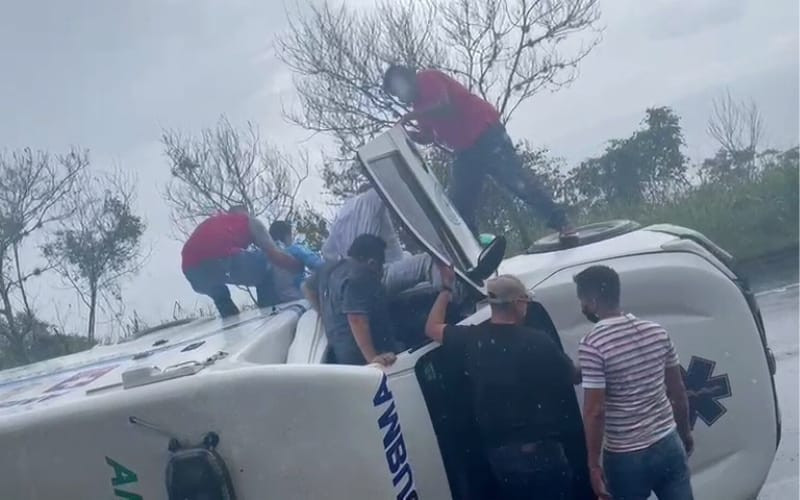 Video: Así fue el rescate de accidentados en ambulancia