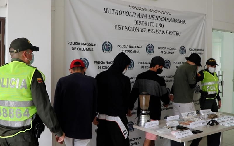 Los descubrieron dosificando alucinógenos en el Café