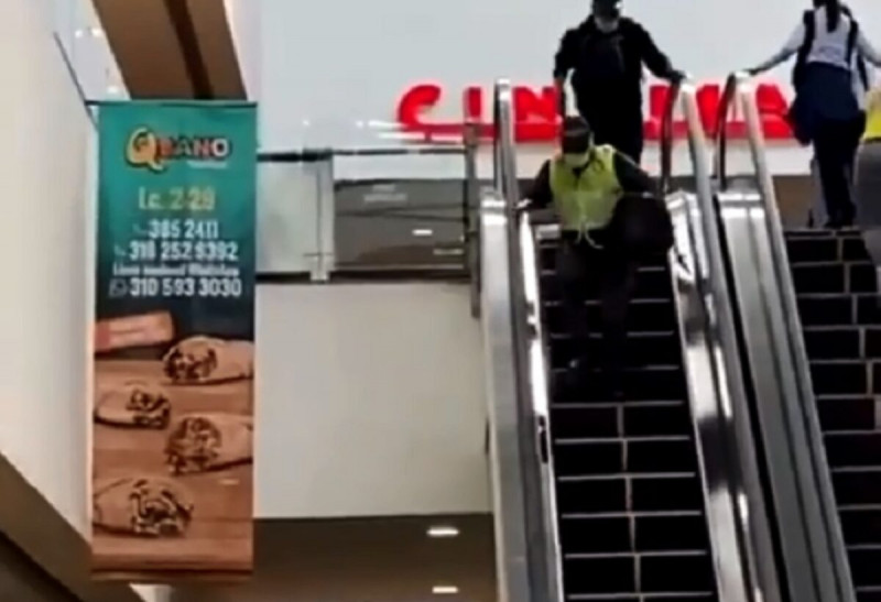Disfrazados de Policías atracaron dentro de un centro comercial