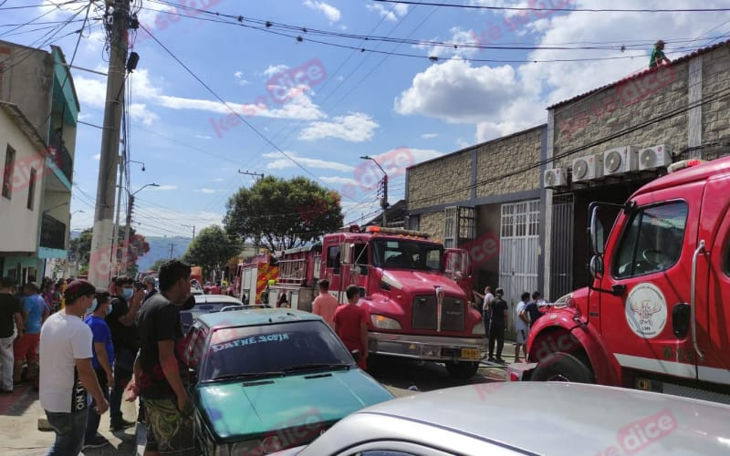 Fuerte incendio en carpintería del barrio Gaitán