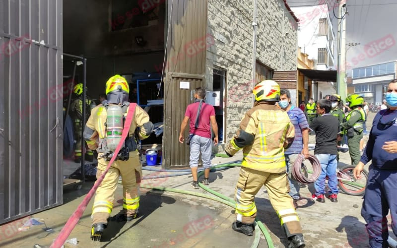 Fuerte incendio en carpintería del barrio Gaitán