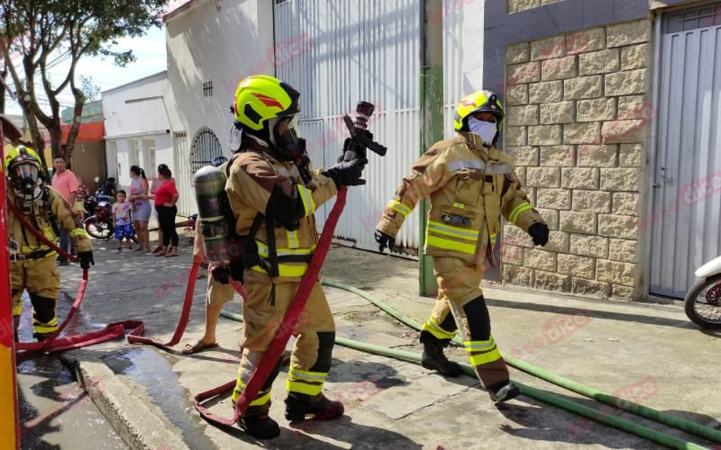 Fuerte incendio en carpintería del barrio Gaitán