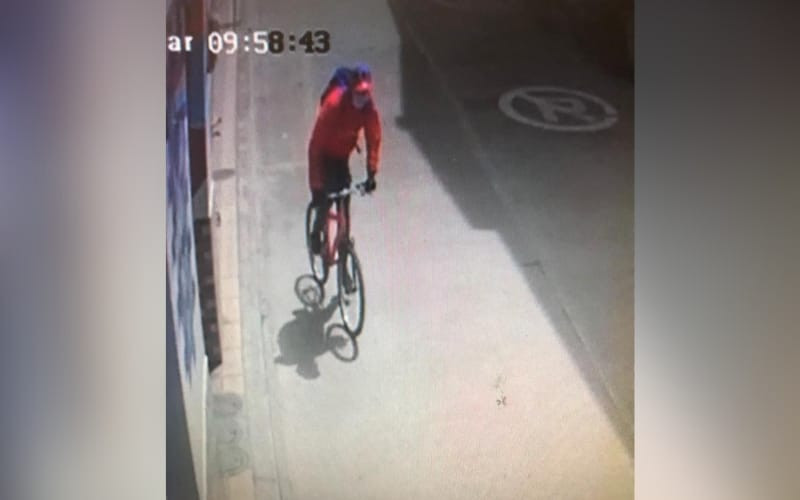 Video: Ciclista cometió fleteo con arma de juguete en Málaga