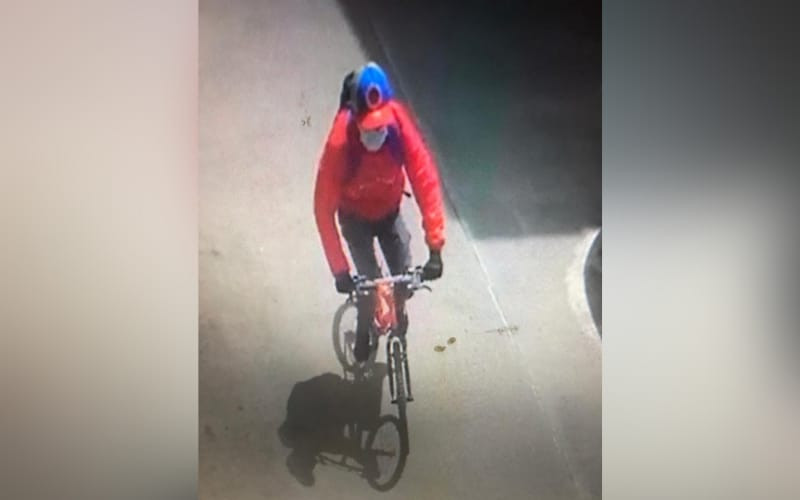 Video: Ciclista cometió fleteo con arma de juguete en Málaga