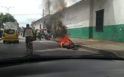 'Paloterapia' y quema de moto a presunto ladron en el Centro