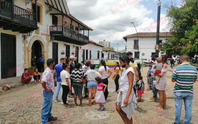 Desalojados protestan frente a la Alcaldía de Girón