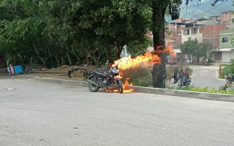 En Piedecuesta ardió otra moto de presuntos ladrones