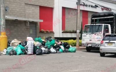 Gironeses bloquean entrada de Veolia con basuras en protesta