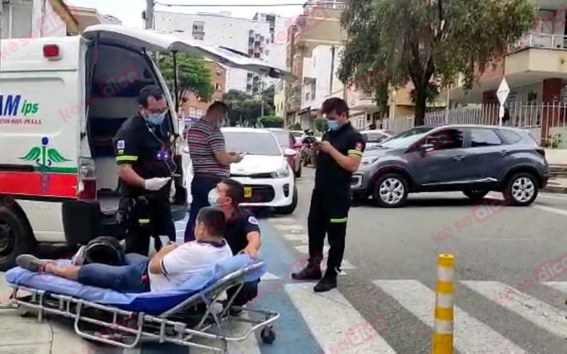 Motorizado con fracturas en la mano por choque