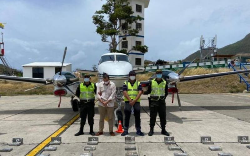 Un policía habría cargado ‘narcoavioneta’ del esposo de Azcarate