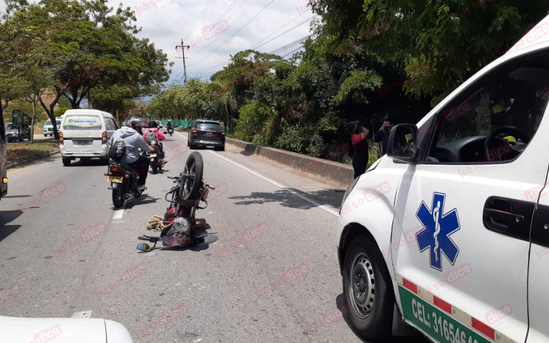 ¡Dio una ‘voltereta’ en la moto por el Anillo Vial!