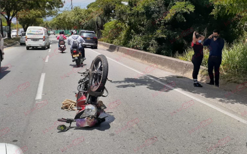 ¡Dio una ‘voltereta’ en la moto por el Anillo Vial!