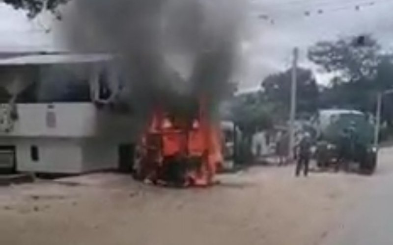 Motocarro quedó en cenizas en Campoalegre, Lebrija