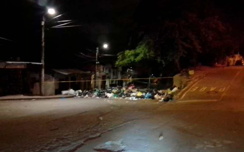 Bloqueos en barrios de Floridablanca por basuras