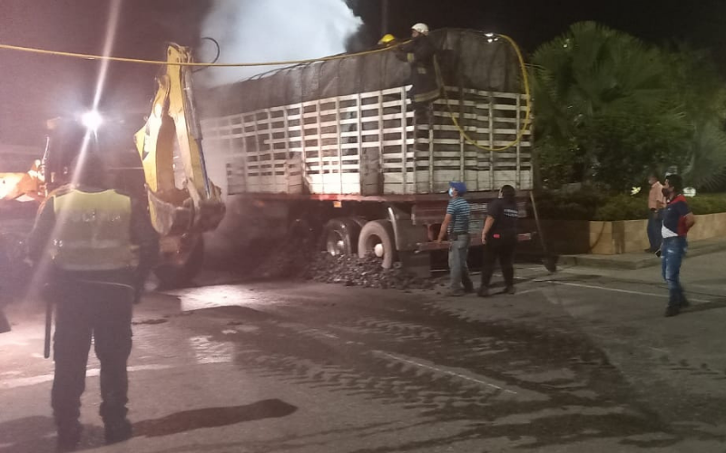 Se le prendió el carbón que transportaba por Oiba