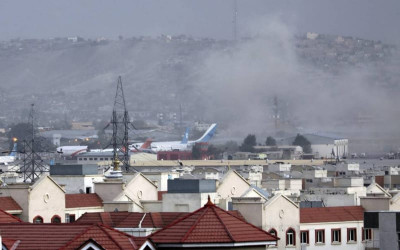 Van 15 fallecidos por atentado en aeropuerto de Kabul