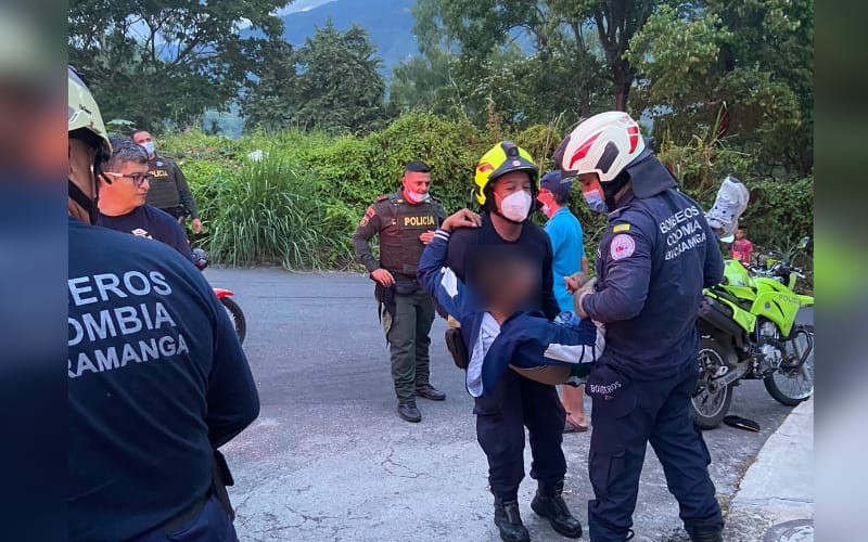 Quedó ensartado en una reja cuando huía de la Policía