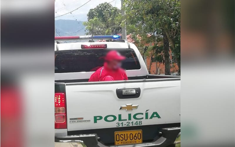 Lo encontraron mostrando sus partes íntimas a menor