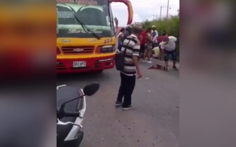 Delicado estado de motorizados por accidente vía Zapatoca