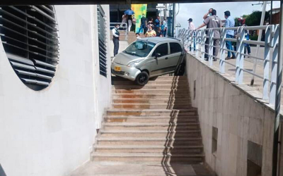 ‘Parqueó’ en las escaleras del centro comercial La Florida