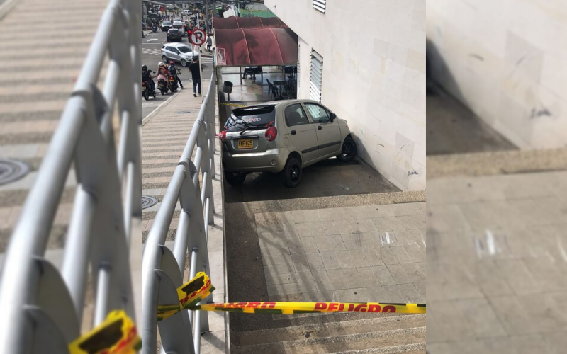 ‘Parqueó’ en las escaleras del centro comercial La Florida