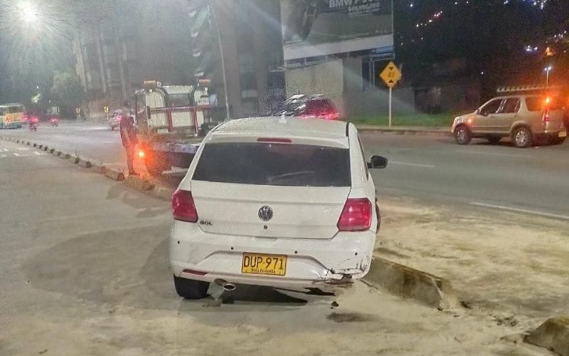 Se 'comió' los bolardos del carril y dañó el carrito