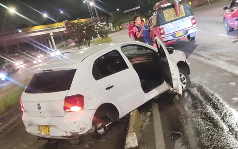 Se 'comió' los bolardos del carril y dañó el carrito