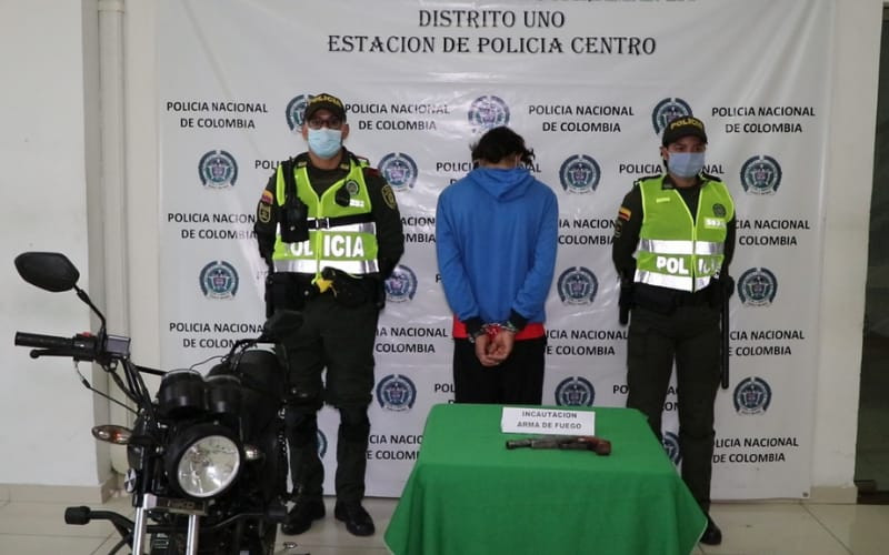 Rondando por Cabecera en moto y ‘enfierrado’