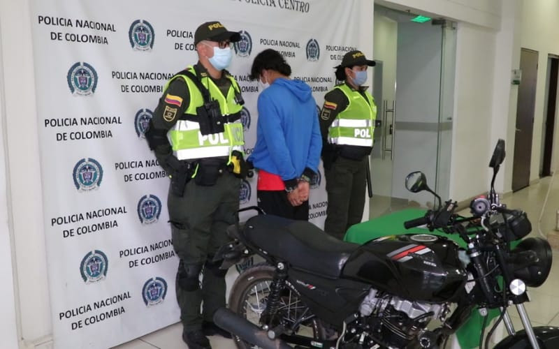 Rondando por Cabecera en moto y ‘enfierrado’