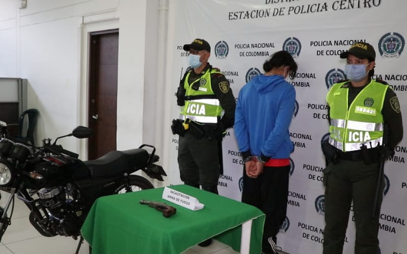 Rondando por Cabecera en moto y ‘enfierrado’